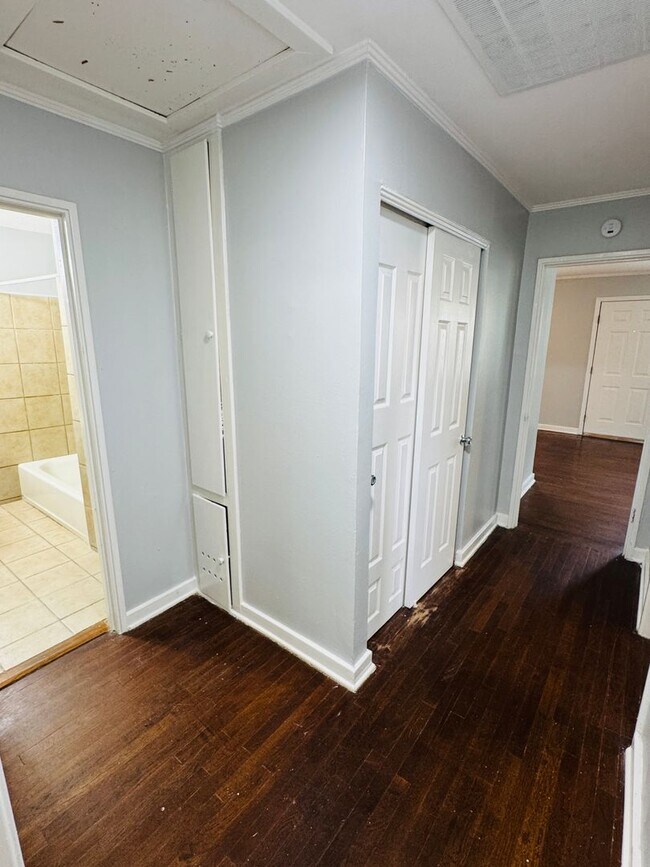 Building Photo - Spacious 3 Bedroom / 2 Bath Home – Designe...