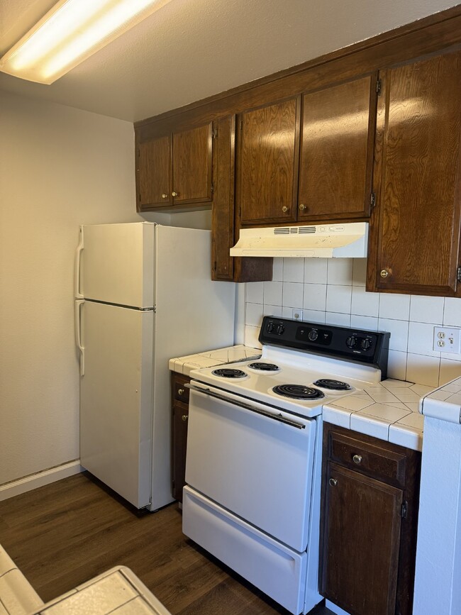 Building Photo - Refreshed 2 Bed, 1 Bath Tracy Apartment