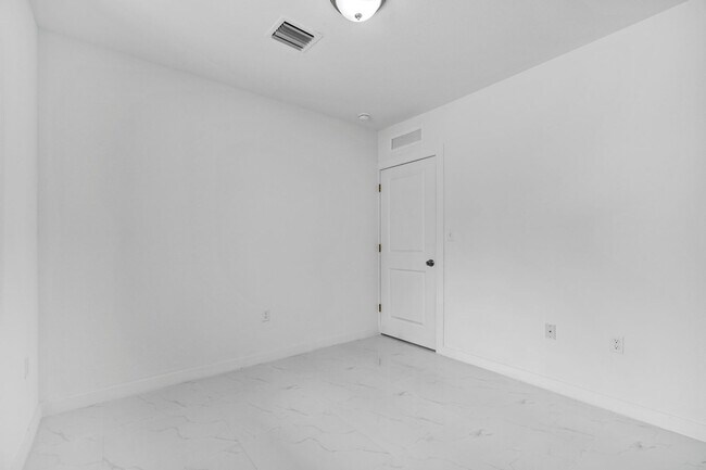 Building Photo - Goulds 4 Bed Triplex