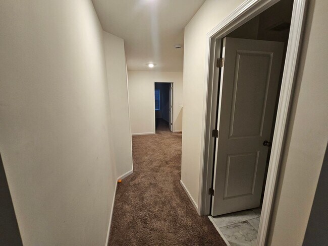 Building Photo - BeautifulTownhome in North Charlotte