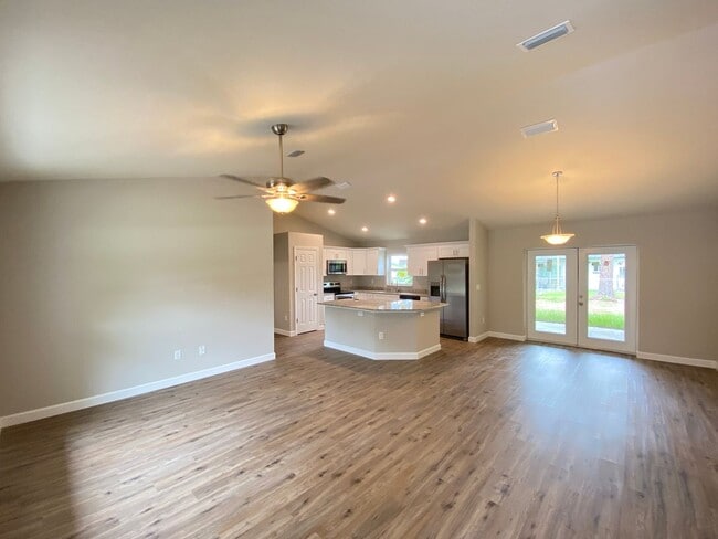 Building Photo - Custom Home - Desirable SE Belleview Neigh...