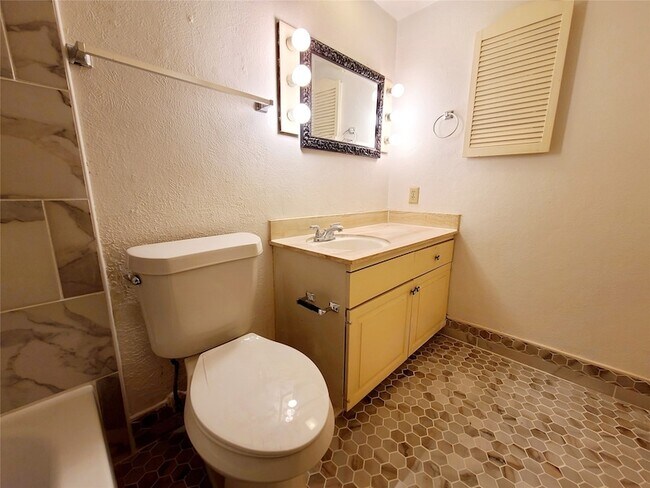 Building Photo - 10248 Regal Oaks Dr