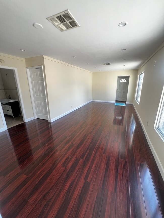 Living room - 210 S Everett St