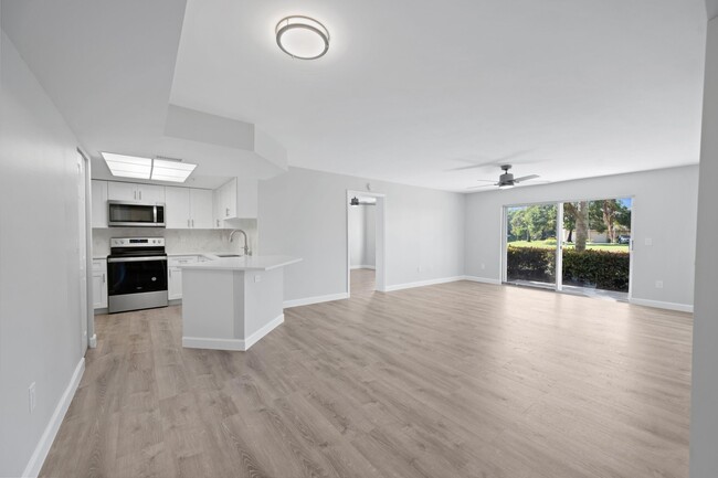 Building Photo - 500 Crestwood Ct N