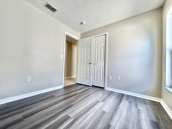 Building Photo - Davenport Gem: 4Bedrooms/ 2Baths pool home!