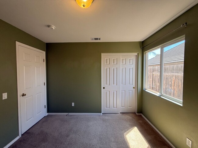 Building Photo - Spacious Single Story 4 Bedroom, 2 Bathroo...