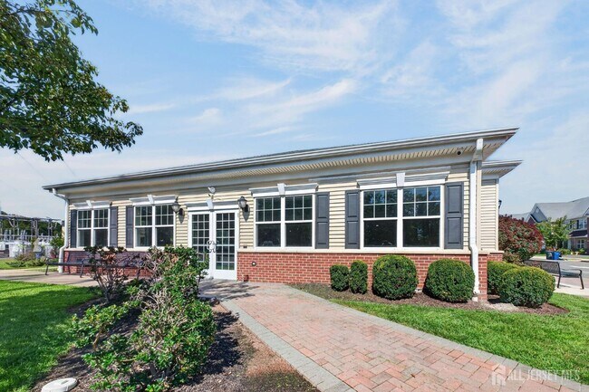 Building Photo - 645 Doral Ct