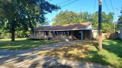 Building Photo - Updated 3 Bedroom 2 Bath Brick House in Tr...