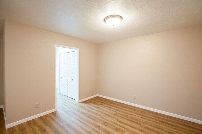 Building Photo - 921 Mossvine Dr