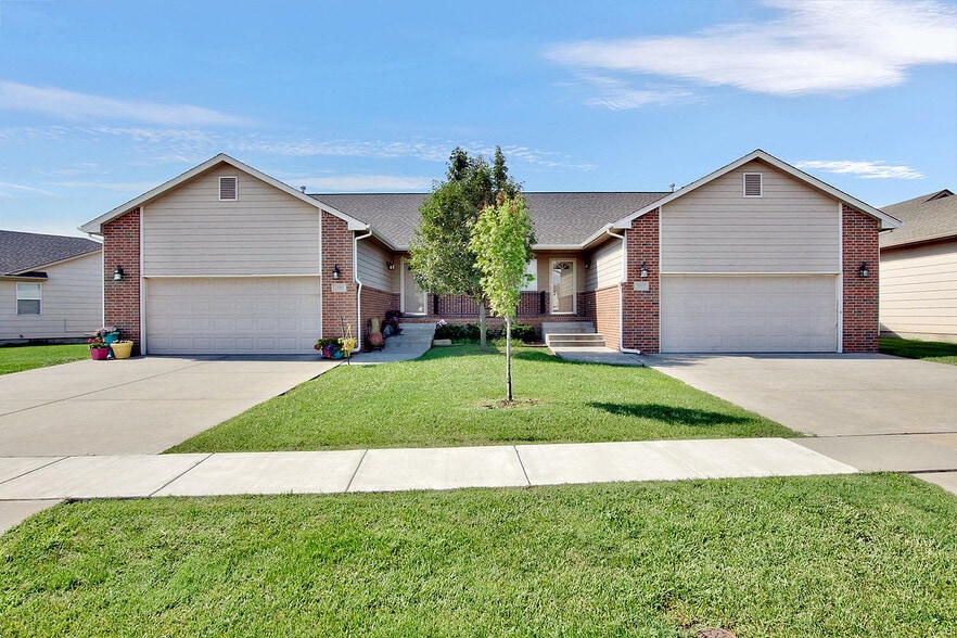 Primary Photo - Lakeside Townhomes