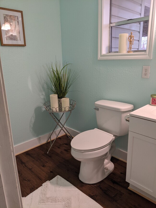 Building Photo - 408 E McKay St