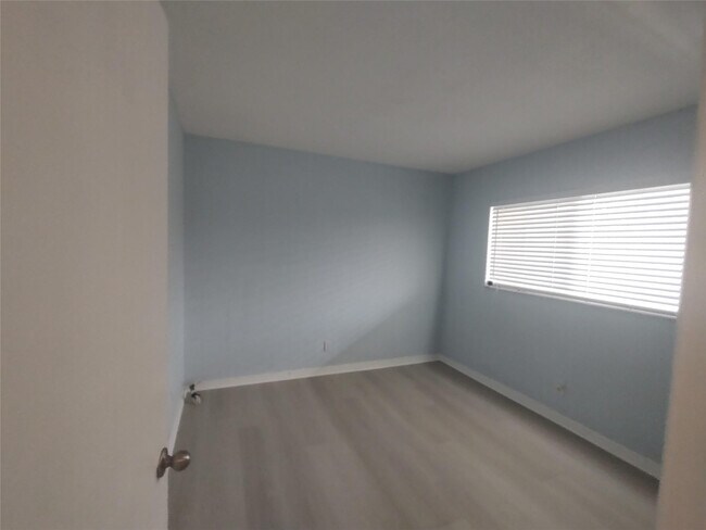 Building Photo - 3030 NE 5th Terrace