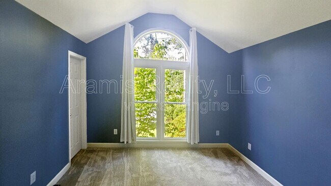 Building Photo - 1086 Pine Grove Ave NE