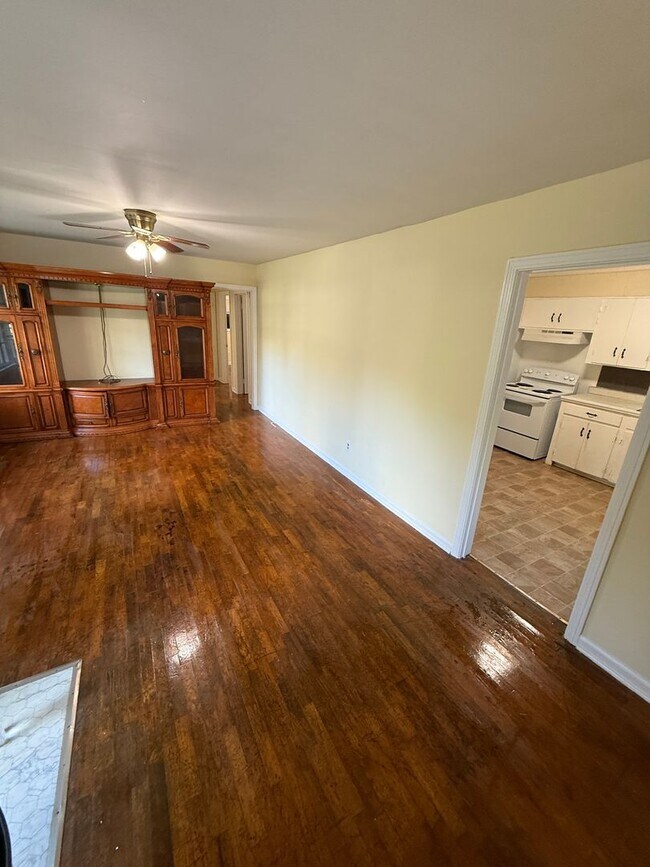 Building Photo - 3 Bedrooms, 1 Bathroom - House in West Rome!