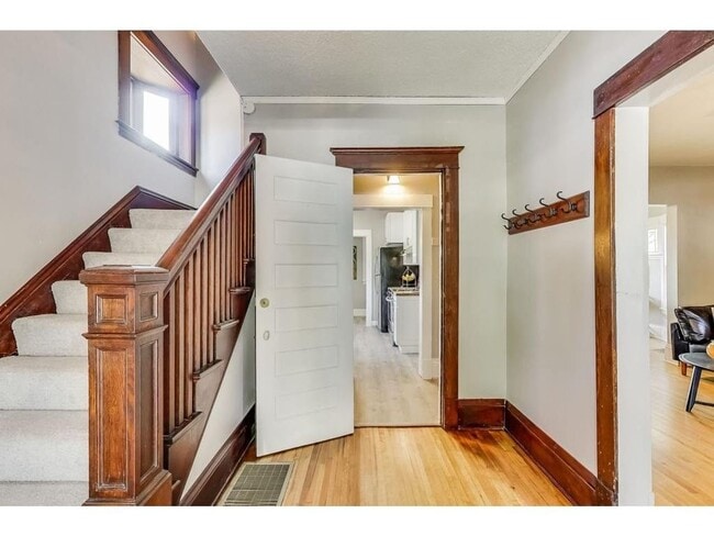 Building Photo - Hamline University- Large and Spacious 6 B...