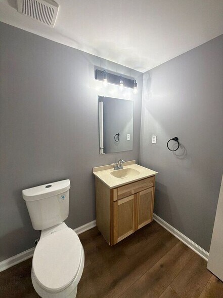 Building Photo - 1702 Bicknell Ave