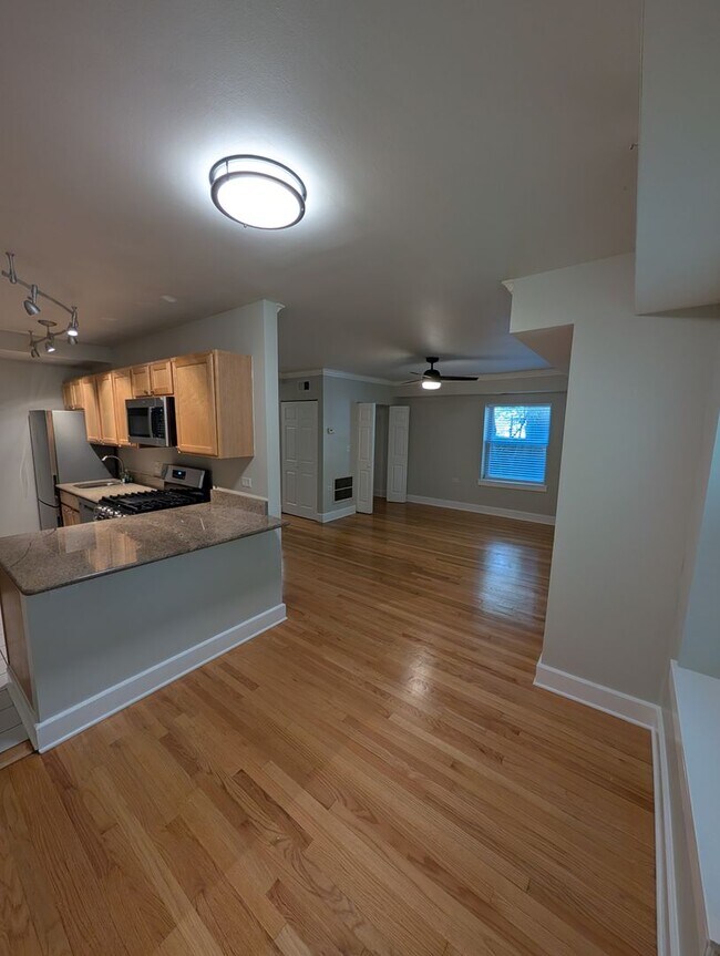 Building Photo - Rehabbed and Spacious Lakeview One Bedroom...