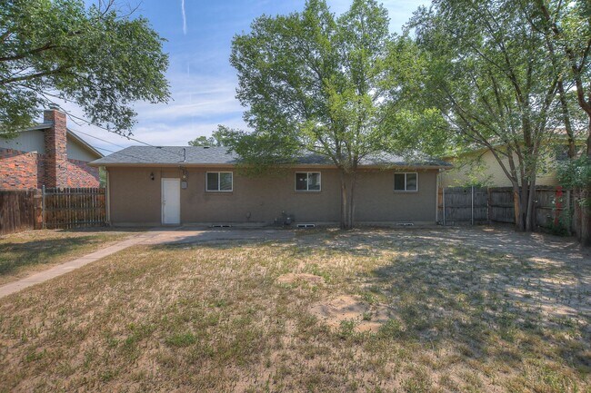 Building Photo - Centrally located 4 bedroom home!