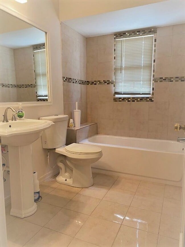 Building Photo - Large Three Bedroom Home
