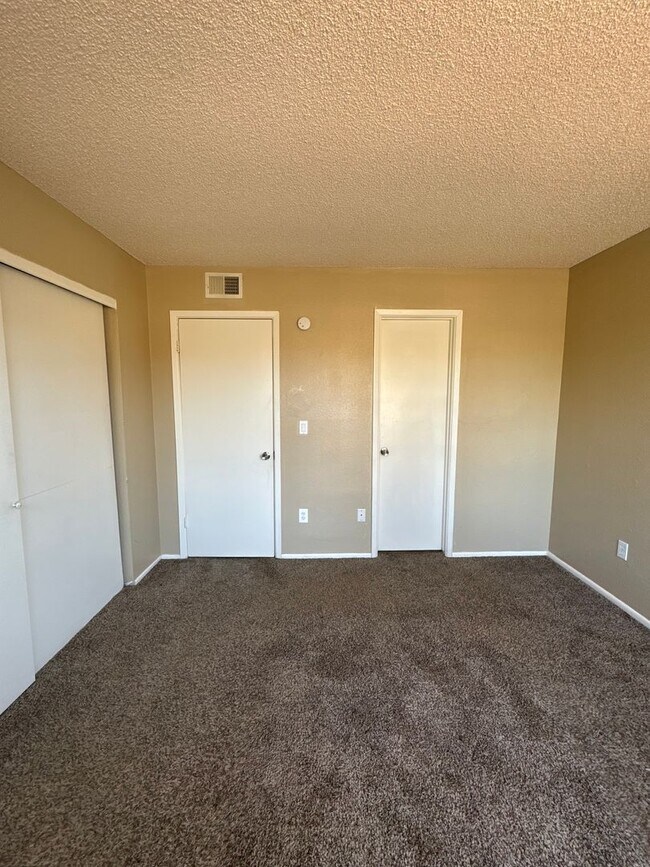 Building Photo - 2 BEDROOM UNIT IN CACTUS FLATS IN GLENDALE