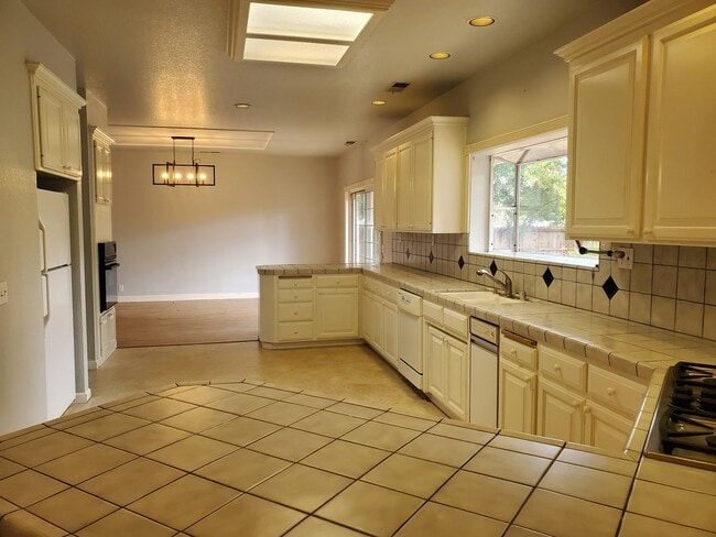 Building Photo - Introducing Your Dream Home:  A perfect blend of comfort and convenience!