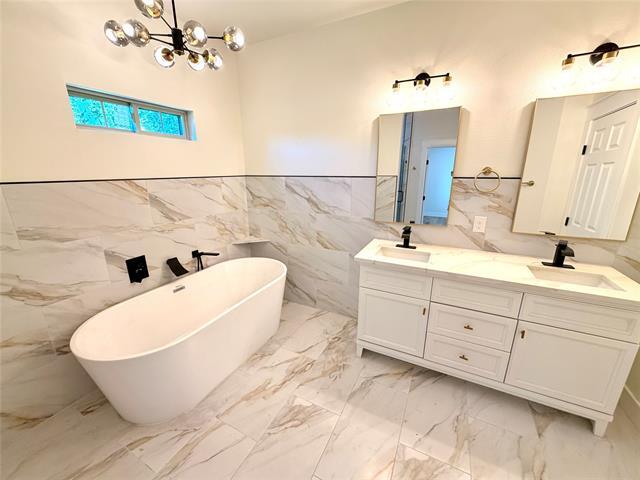 Building Photo - 1720 Lloyd Ave