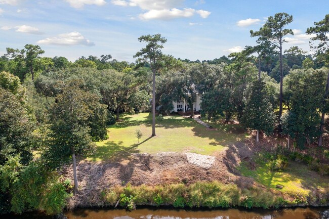 Building Photo - Sprawling Furnished Estate Home on the Ash...