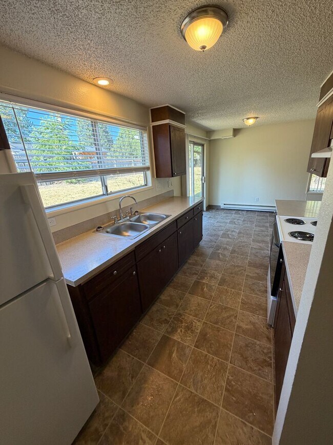 Building Photo - (473) Walnut Duplex - 2 Bedroom / 1 Bathroom