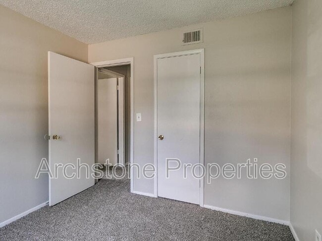 Building Photo - 2305 Mustang St