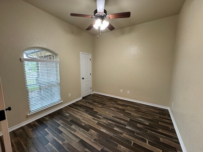 Building Photo - 5907 Verde Dr