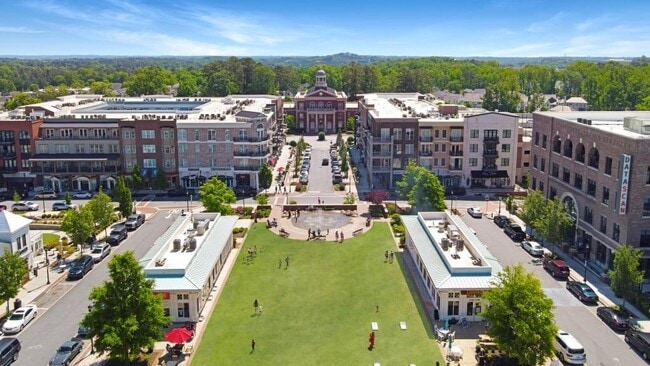 Building Photo - 490 Sherman Oaks Way