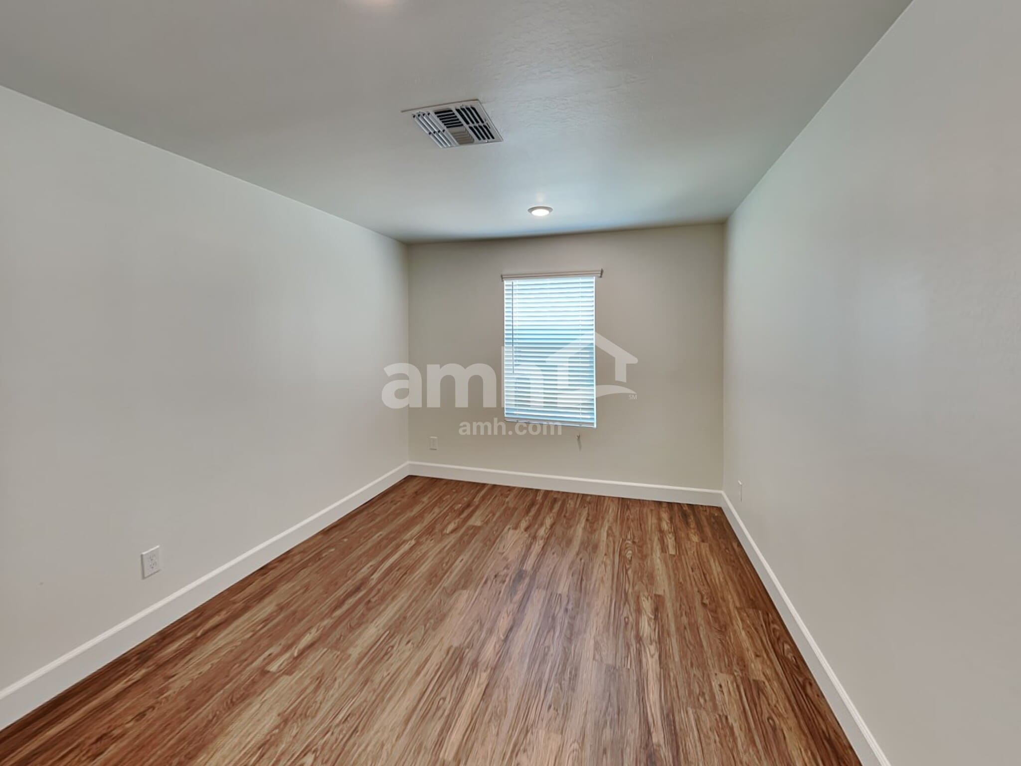 Building Photo - 614 W Hackamore Ave