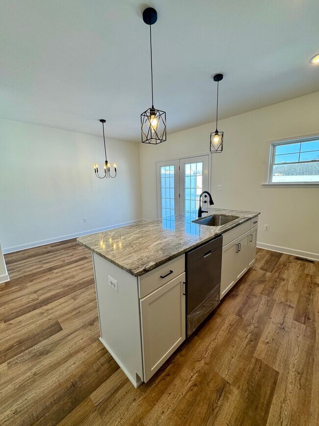 Building Photo - Like New Townhouse for Rent in Congers Creek