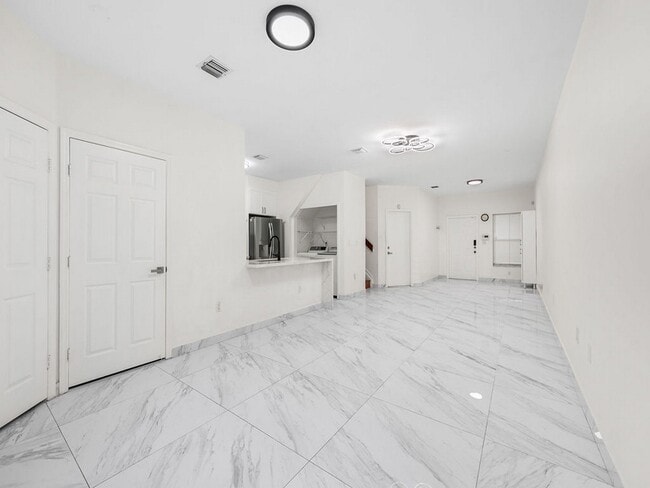 Building Photo - 7923 N Southwood Cir