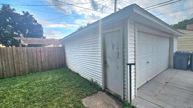 Building Photo - 3832 Harriet Ave