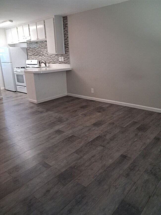Building Photo - Studio in Golden Avenue community - comes with AC, parking, laundry onsite!