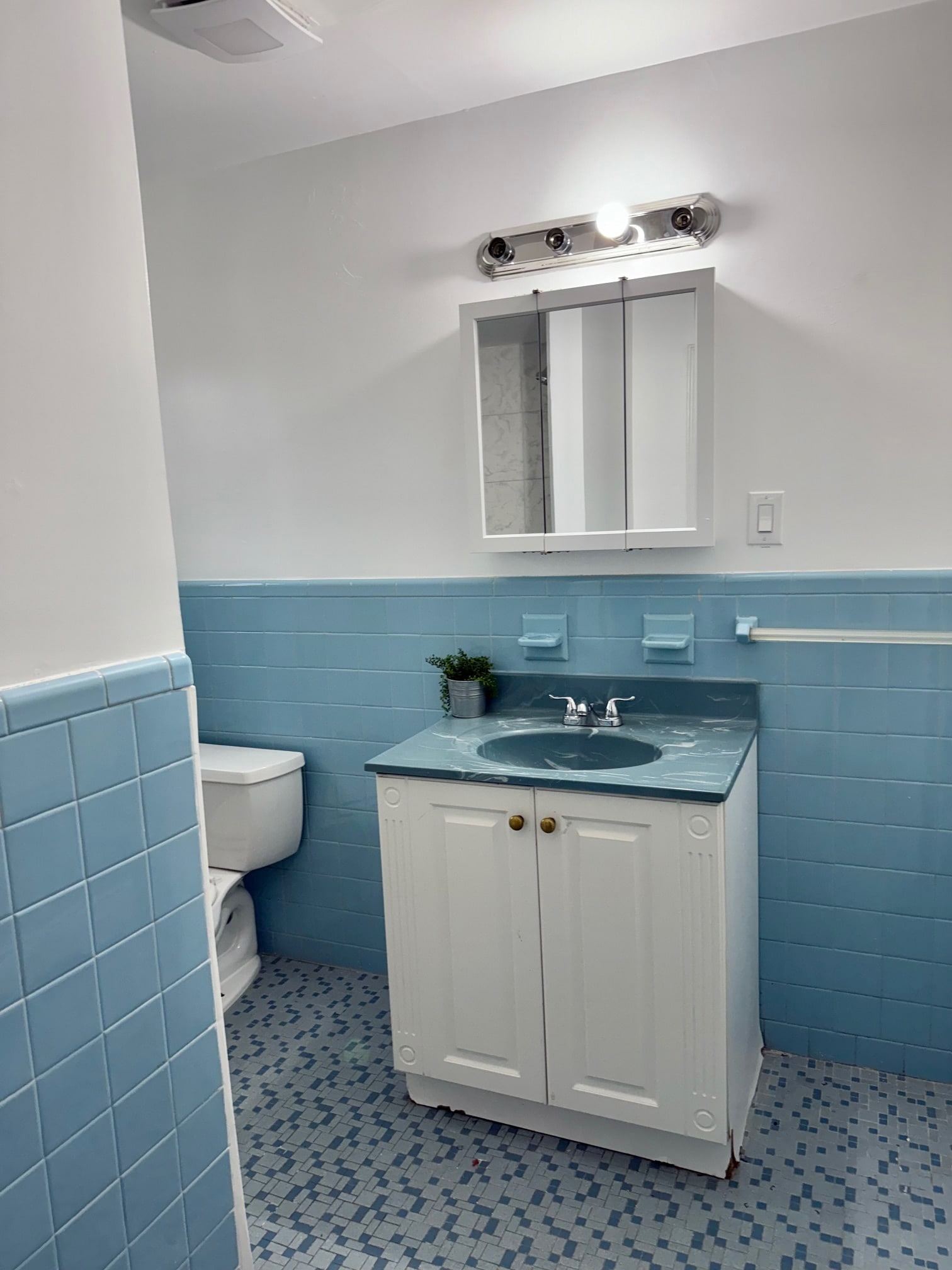 Building Photo - 215 William St