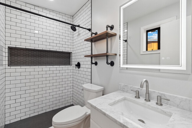 Building Photo - 1612 E Gaylon Dr