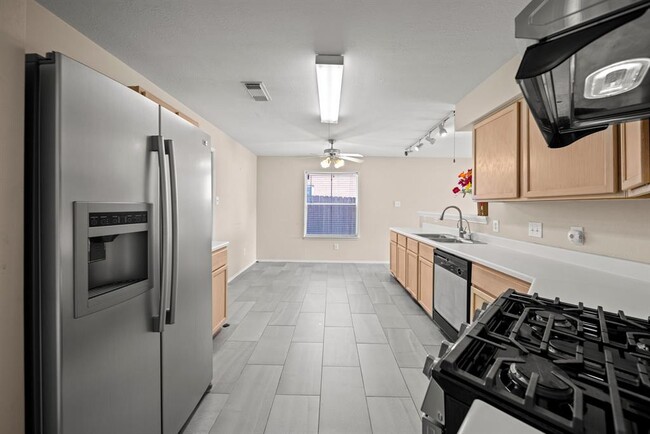 Building Photo - 8016 Golf Green Cir