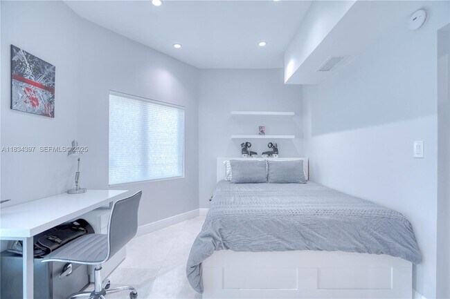 Building Photo - 13300 Biscayne Bay Terrace