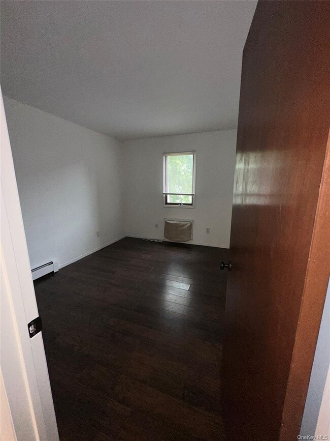 Building Photo - 83 Manorhaven Blvd