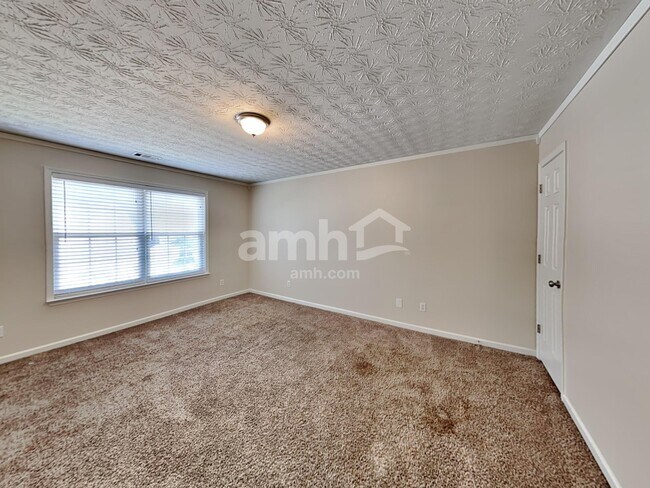 Building Photo - 327 Meadows Ln