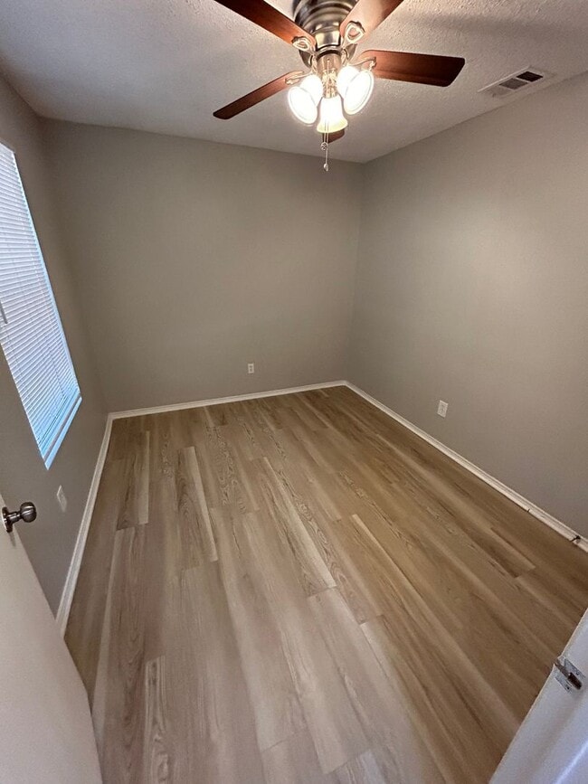 Building Photo - An unbeatable location that offers both convenience and luxury.