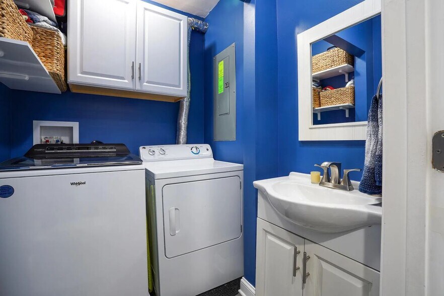 Building Photo - 22 E Heath St