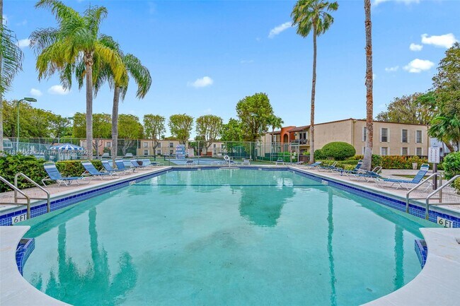 Building Photo - 10794 N Kendall Dr