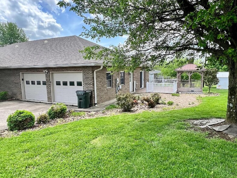 Building Photo - 300 Oaklawn Dr