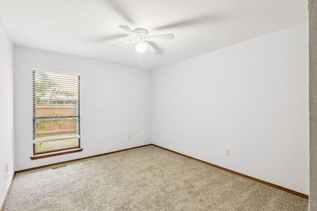 Building Photo - Welcome to this charming 3-bedroom, 2-bath...