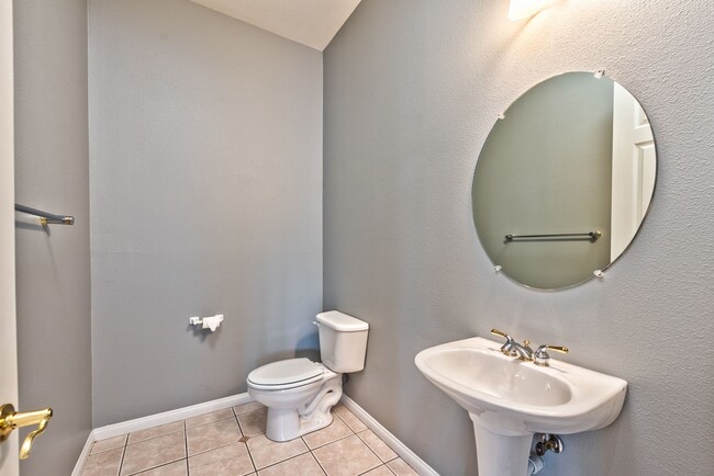Building Photo - 220 Lorryn Ln