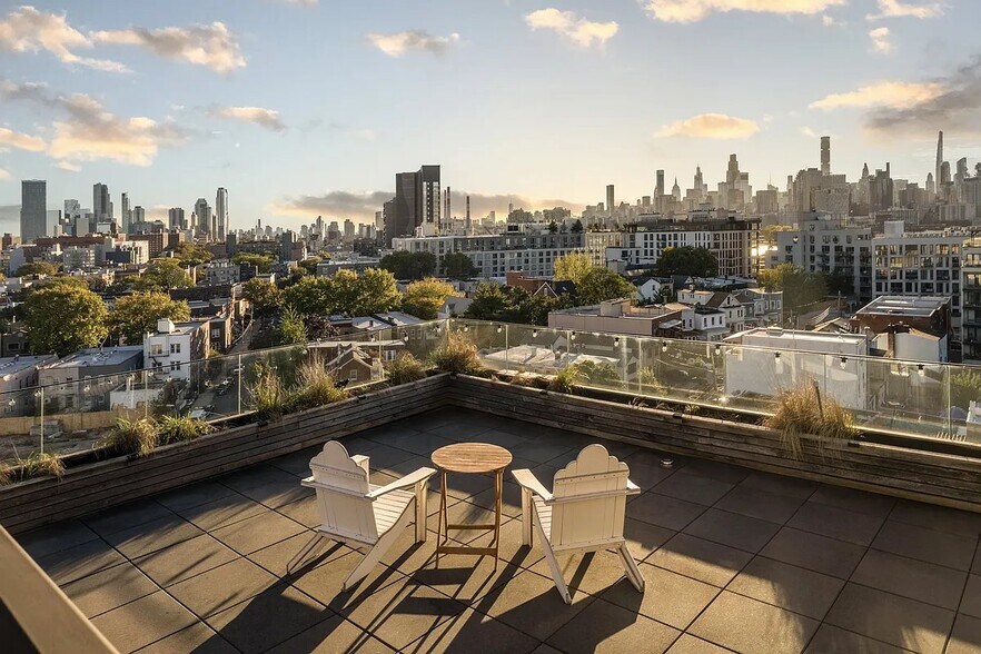 Building Photo - 11-16 Main Avenue