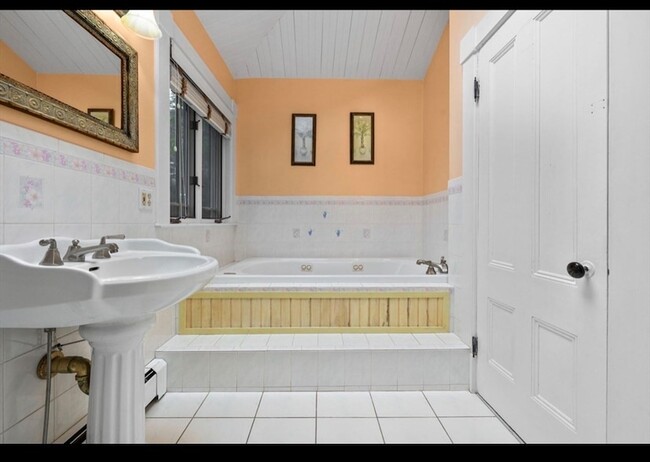 Building Photo - 118 Elm St